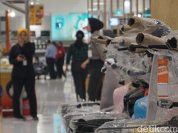 Mengintip Antusias Pengunjung Berburu Diskon di Transmart Full Day Sale