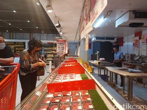 Jelang Penutupan Transmart Full Day Sale, Pengunjung Serbu Daging Sapi-Ayam
