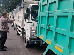 Duh, Banyak Truk Ngebut dan Parkir Sembarangan di Karangasem