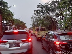 Turun Tol Margomulyo Macet, Pengendara Mengeluh Berhenti 35 Menit
