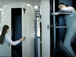 Unik! Kafe Ini Sediakan Tabung Vertikal untuk Tidur Sambil Berdiri