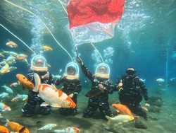 Khidmat! Merah Putih Dikibarkan di Dalam Air Umbul Ponggok Klaten