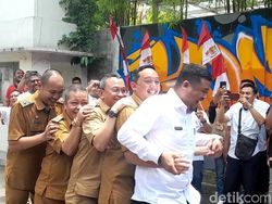 Tim Walkot Bobby Tersungkur saat Main Terompah Panjang, Warga Tertawa