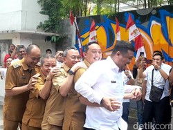 Tim Walkot Bobby Tersungkur saat Main Terompah Panjang, Warga Tertawa