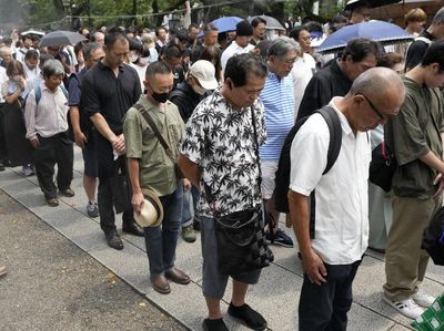 Warga Jepang Mengheningkan Cipta Saat Peringatan Perang Dunia II