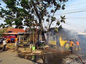Tetangga Nekat Bakar Kios Es Teh di Mojokerto Gegara Gadai Jam Tangan Tetangga Nekat Bakar Kios Es Teh di Mojokerto Gegara Gadai Jam Tangan