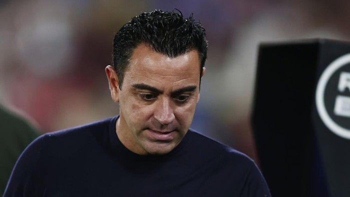 Barcelonas head coach Xavi Hernandez walks before the Spanish La Liga soccer match between Getafe and FC Barcelona at the Coliseum Alfonso Perez stadium in Getafe, Spain, Sunday, Aug. 13, 2023. (AP Photo/Alvaro Medranda)