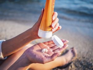 Riset Australia Rilis Daftar Sunscreen Overclaim, SPF 50 Ternyata Cuma 4 Riset Australia Rilis Daftar Sunscreen Overclaim, SPF 50 Ternyata Cuma 4