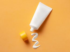7 Rekomendasi Body Lotion dengan SPF Tinggi 50+, Supaya Kulit Tidak Belang 7 Rekomendasi Body Lotion dengan SPF Tinggi 50+, Supaya Kulit Tidak Belang
