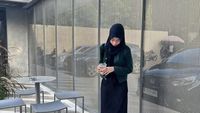 Gaya Keren Adiba Khanza saat Jajan Es Kopi di Kafe Kekinian