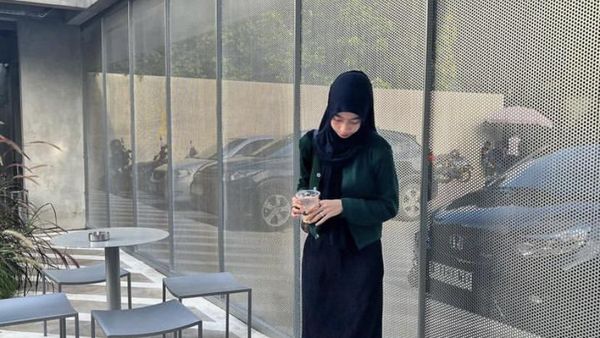 Gaya Keren Adiba Khanza saat Jajan Es Kopi di Kafe Kekinian