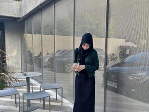 Gaya Keren Adiba Khanza saat Jajan Es Kopi di Kafe Kekinian Gaya Keren Adiba Khanza saat Jajan Es Kopi di Kafe Kekinian