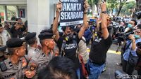 Aksi Aktivis Coba Terobos Balai Kota, Tuntut Penanganan Polusi Jakarta