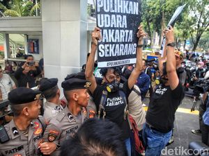 Aksi Aktivis Coba Terobos Balai Kota, Tuntut Penanganan Polusi Jakarta