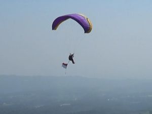 Sambut HUT RI, Ninuk Terbang di Langit Subang Kibarkan Merah Putih Sambut HUT RI, Ninuk Terbang di Langit Subang Kibarkan Merah Putih