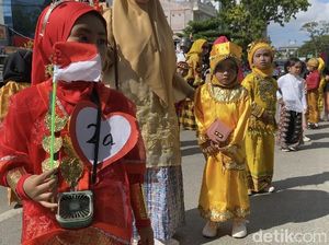 Keseruan Anak TK-PAUD di Kendari Pawai Pakai Baju Adat Sambut HUT ke-78 RI