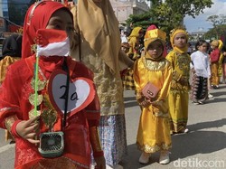 Keseruan Anak TK-PAUD di Kendari Pawai Pakai Baju Adat Sambut HUT ke-78 RI