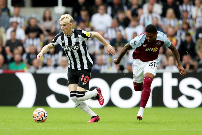 Soccer Football - Premier League - Newcastle United v Aston Villa - St James Park, Newcastle, Britain - August 12, 2023 Newcastle Uniteds Anthony Gordon in action with Aston Villas Leon Bailey REUTERS/Scott Heppell EDITORIAL USE ONLY. No use with unauthorized audio, video, data, fixture lists, club/league logos or live services. Online in-match use limited to 75 images, no video emulation. No use in betting, games or single club /league/player publications.  Please contact your account representative for further details.