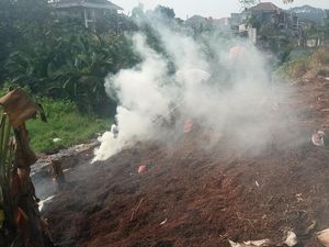 Warga Setu Tangsel Keluhkan Pembakaran Limbah Cabai: Asapnya Bikin Batuk