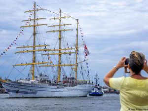 Bima Suci Kapal Layar Latih Taruna Indonesia Pukau Warga Jerman