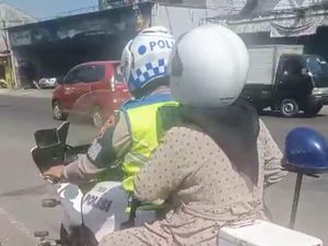 Lagi Hamil, Rini Ngidam Naik Moge Patwal Polisi di Subang Lagi Hamil, Rini Ngidam Naik Moge Patwal Polisi di Subang