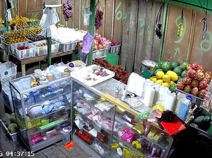 Terekam CCTV Pria Bobol Toko Buah di Jambi, Puluhan Kilo Buah Segar Raib