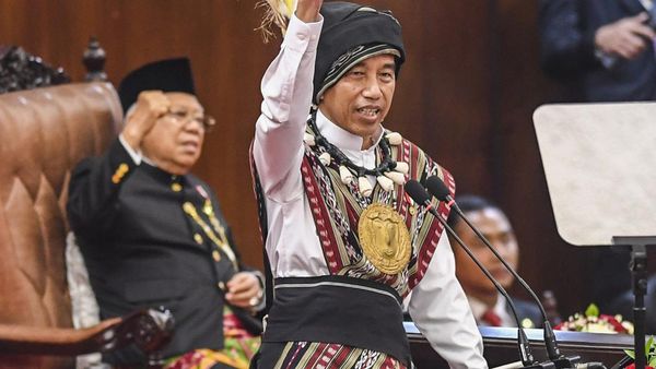 Filosofi Tenun Ikat Baju Adat Tanimbar yang Dipakai Jokowi