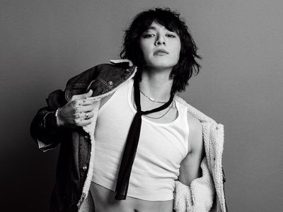7 Gaya Seksi Jungkook BTS Pamer Sixpack di Pemotretan Calvin Klein
