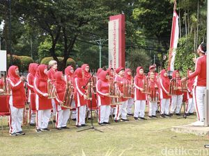 Gaya Kompak Emak-emak Main Angklung Sambut HUT RI Gaya Kompak Emak-emak Main Angklung Sambut HUT RI