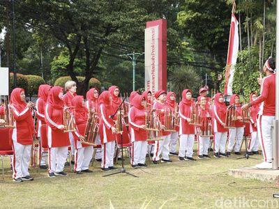 Gaya Kompak Emak-emak Main Angklung Sambut HUT RI