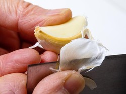 Golden Garlic Disebut Bisa Turunkan Kolesterol Tinggi, Benarkah?