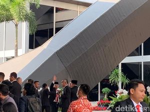 Basuki Lempar Kiss Bye saat Hadiri Sidang Tahunan MPR