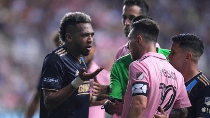 CHESTER, PENNSYLVANIA - AUGUST 15: Lionel Messi #10 of Inter Miami CF argues with Jos Andrs Martnez #8 of Philadelphia Union in the second half during the Leagues Cup 2023 semifinals match between Inter Miami CF and Philadelphia Union at Subaru Park on August 15, 2023 in Chester, Pennsylvania.   Mitchell Leff/Getty Images/AFP (Photo by Mitchell Leff / GETTY IMAGES NORTH AMERICA / Getty Images via AFP)