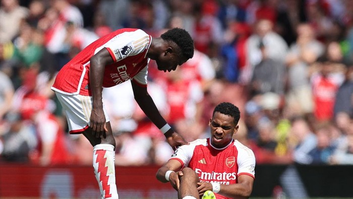 Soccer Football - Premier League - Arsenal v Nottingham Forest - Emirates Stadium, London, Britain - August 12, 2023 Arsenals Jurrien Timber is checked on by Bukayo Saka REUTERS/David Klein EDITORIAL USE ONLY. No use with unauthorized audio, video, data, fixture lists, club/league logos or live services. Online in-match use limited to 75 images, no video emulation. No use in betting, games or single club /league/player publications.  Please contact your account representative for further details.