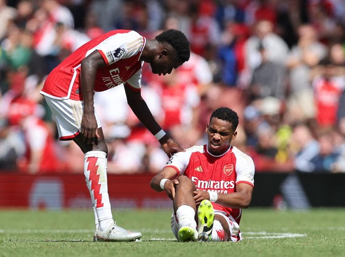 Soccer Football - Premier League - Arsenal v Nottingham Forest - Emirates Stadium, London, Britain - August 12, 2023 Arsenal's Jurrien Timber is checked on by Bukayo Saka REUTERS/David Klein EDITORIAL USE ONLY. No use with unauthorized audio, video, data, fixture lists, club/league logos or 'live' services. Online in-match use limited to 75 images, no video emulation. No use in betting, games or single club /league/player publications.  Please contact your account representative for further details.