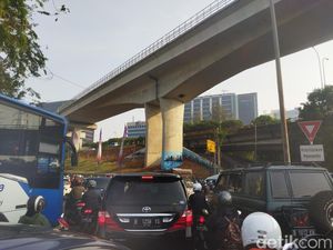 Cawang Arah Pancoran Macet, Pemotor: Di Mana Jakarta yang Nggak Macet?