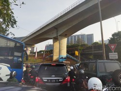 Cawang Arah Pancoran Macet, Pemotor: Di Mana Jakarta yang Nggak Macet?