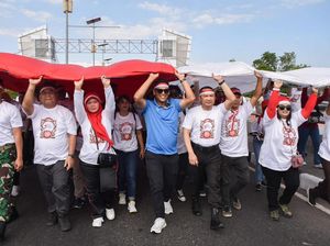 Bendera Raksasa Dikirab Ratusan Orang ke Puncak Gunung Klotok Kota Kediri