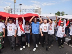 Bendera Raksasa Dikirab Ratusan Orang ke Puncak Gunung Klotok Kota Kediri