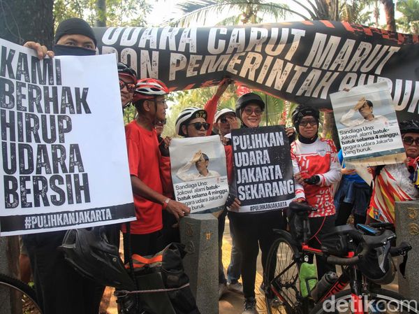 Komunitas Sepeda Demo di Balai Kota Terkait Polusi Udara Jakarta