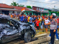 Mobil Tertabrak Kereta Api di Tebing Tinggi, 1 Tewas-3 Luka