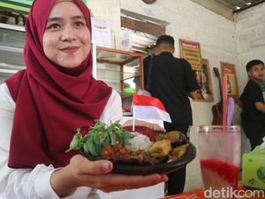 Spesial HUT RI! Nasi Merah Putih di Warung Ikan Manyung di Pati Spesial HUT RI! Nasi Merah Putih di Warung Ikan Manyung di Pati