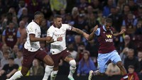 5. Pemain Man City Kyle Walker berada di posisi kelima dengan top speed 21,53 mph (34,6 km per jam). Masih di bawah rekornya musim lalu, 23 mph (37 km per jam). Foto: AP/Nigel French