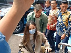 Tampak Akur, Rendy Kjaernett Dorong Kursi Roda Lady Nayoan Jelang Mediasi Cerai