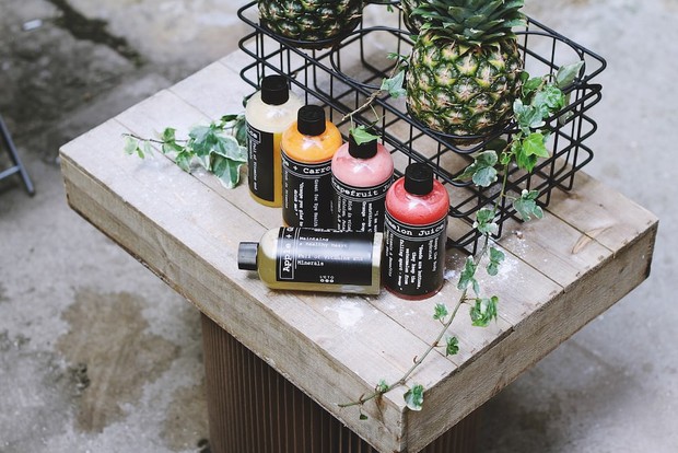 Often drinking packaged juice can make skin old quickly.