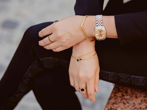 Apakah Perhiasan Emas yang Dipakai Wajib Dizakati?