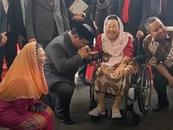 Gestur Prabowo Berlutut dan Cium Tangan Istri Gus Dur