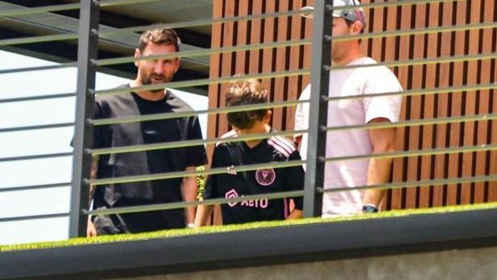 Messi sedang cari rumah/Mirror.co.uk/Mega Backgrid