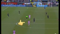 Gol teranyar Messi lahir dari tendangan jarak jauh ke gawang Philadelphia Union. Bahkan saat Messi menggiring bola, dan belum menyepaknya, seorang rekannya sudah merayakan! Foto: dok. Internet/Twitter