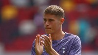 Bek tengah Micky van de Ven, memilih Tottenham Hotspur. Pemain berusia 22 tahun itu awalnya dirumorkan akan diangkut Liverpool dari Wolfsburg, tapi kalah cepat dari Spurs (Reuters)